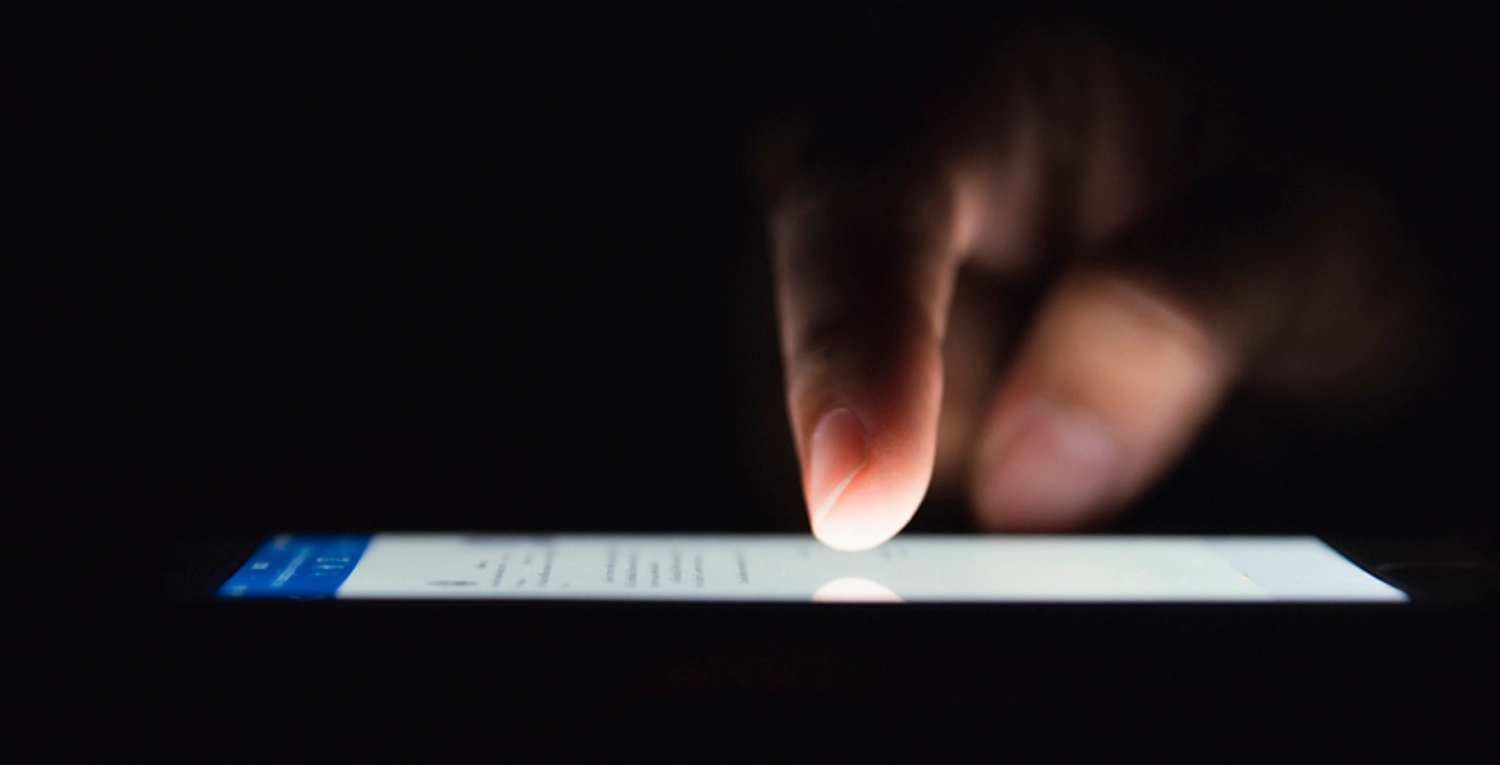 Upplyst mobilskärm, finger.webp