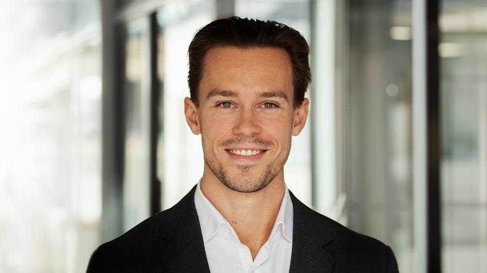 Ung man, m&ouml;rkt h&aring;r ler