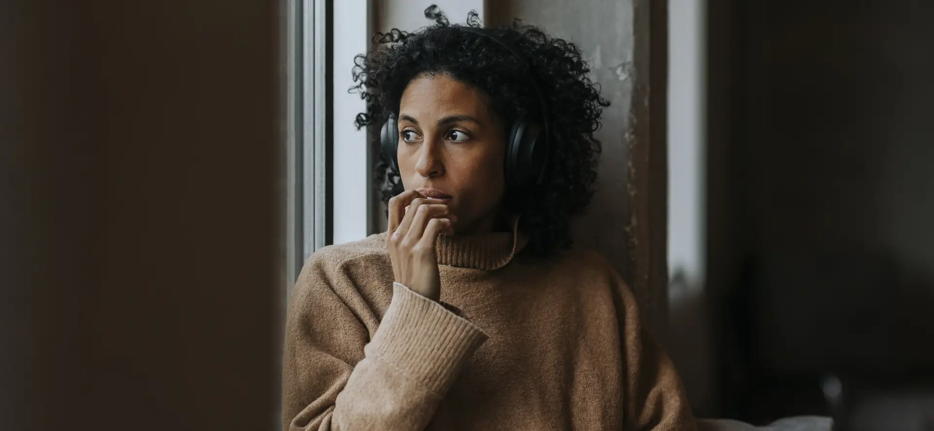 Kvinna med hörlurar i samtalsterapi online