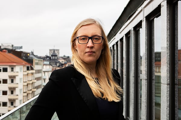 Blond kvinna svart kavaj, utomhus ing&aring;ngsl&ouml;ner