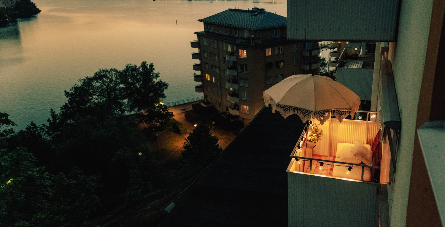 Balkong i sommarkväll vid vatten, övning i mindfulness