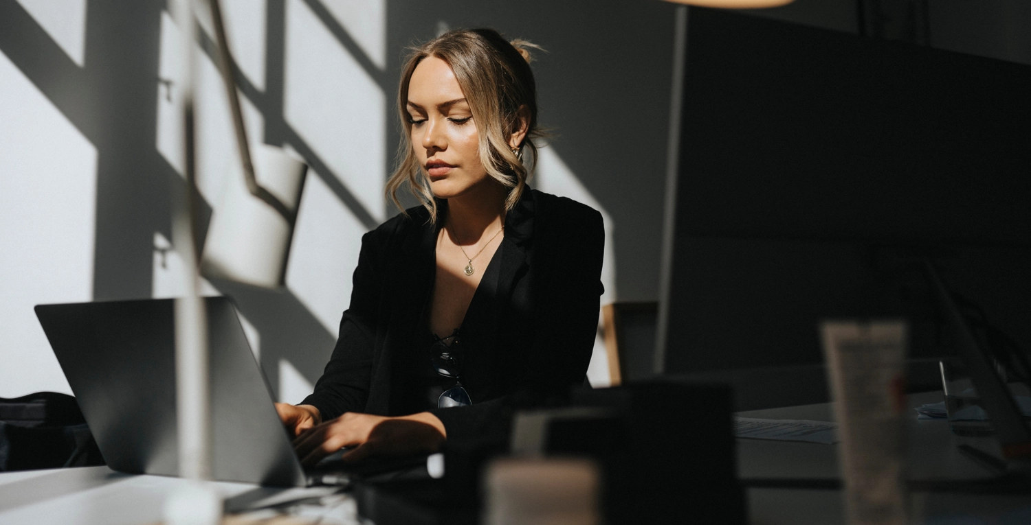 Person på kontor med tristess, begreppet boreout syndrom