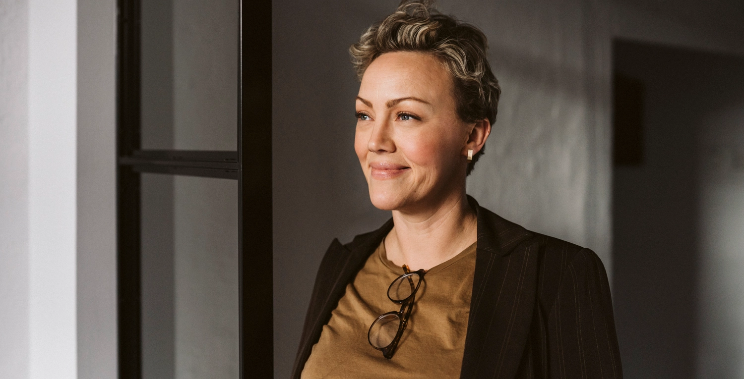 Kvinna med brun blus, ler framtidens jurister arbetsliv