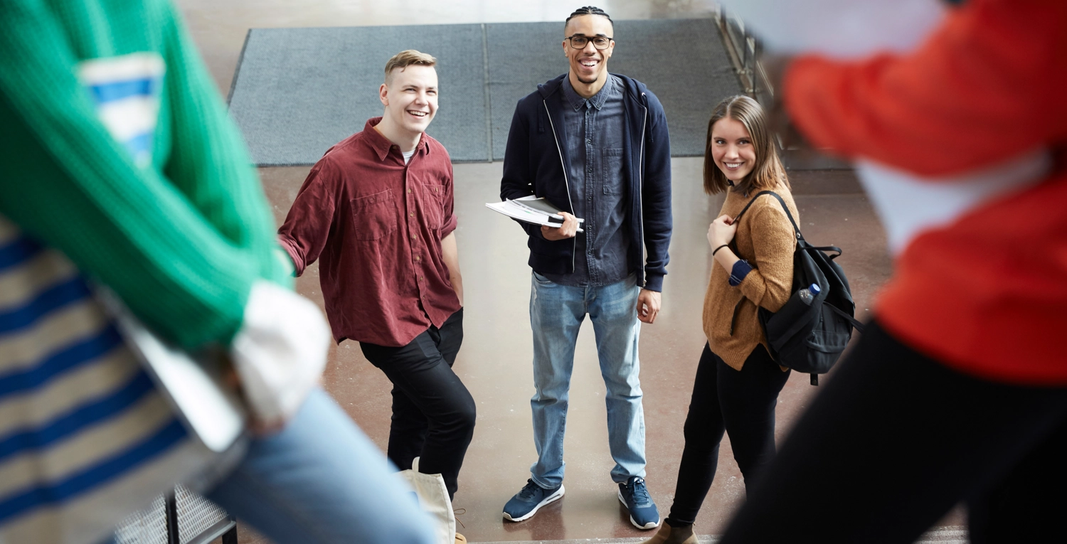 Grupp studenter vid trappa följa upp kontakter.webp