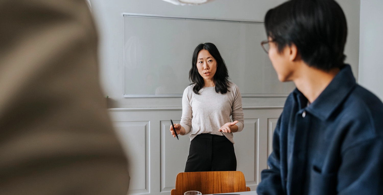 Person står framför arbetsgrupp och pratar, HR framtid arbetsliv