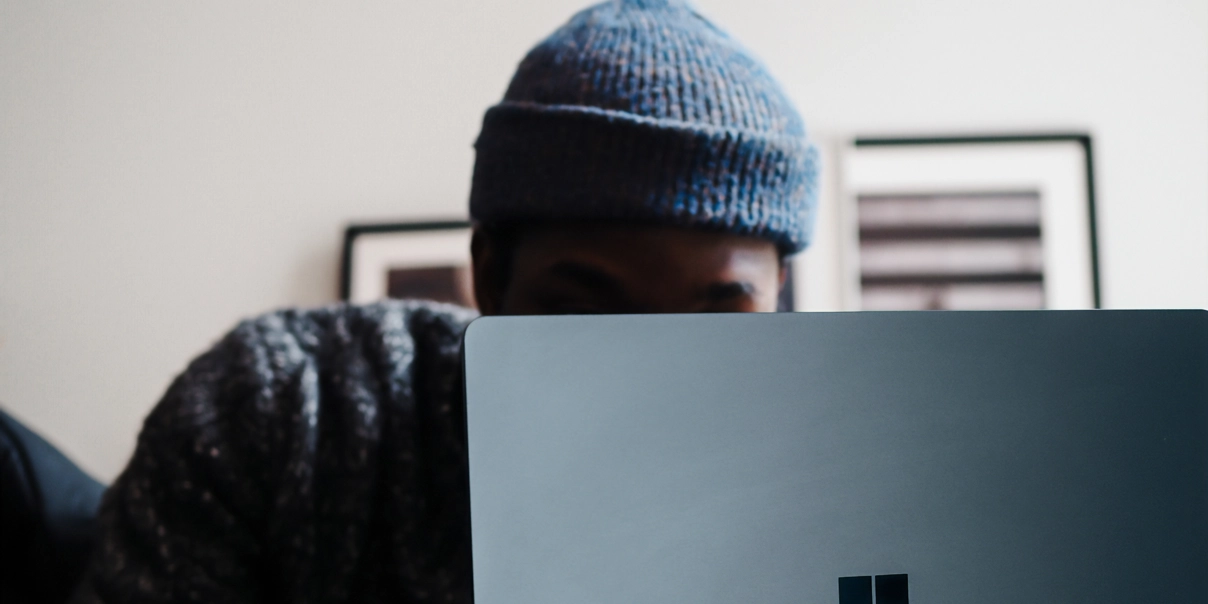 jobbar bakom skärm adhd studieteknik.webp