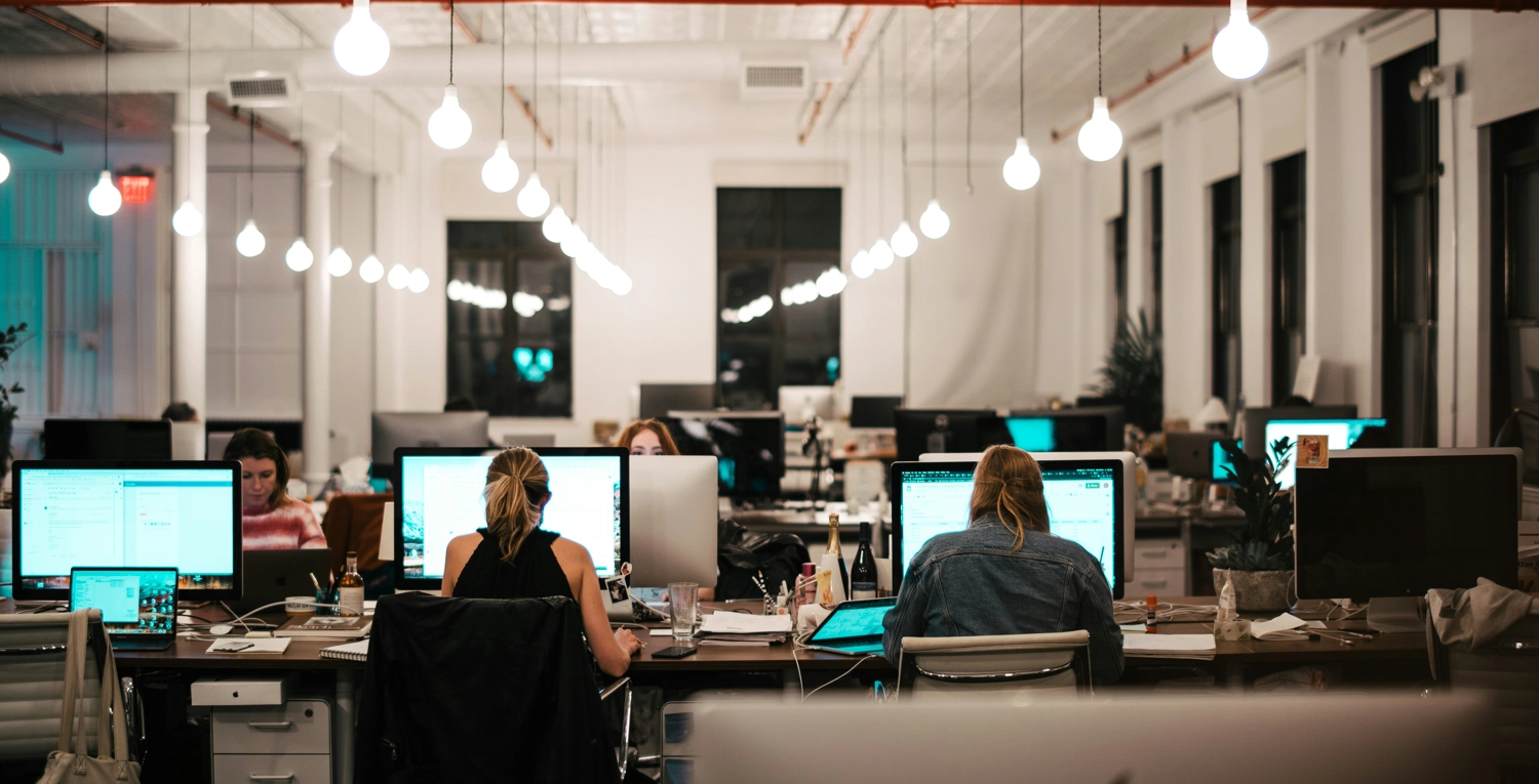 Kollegor arbetar vid datorer, adhd autism npf.webp