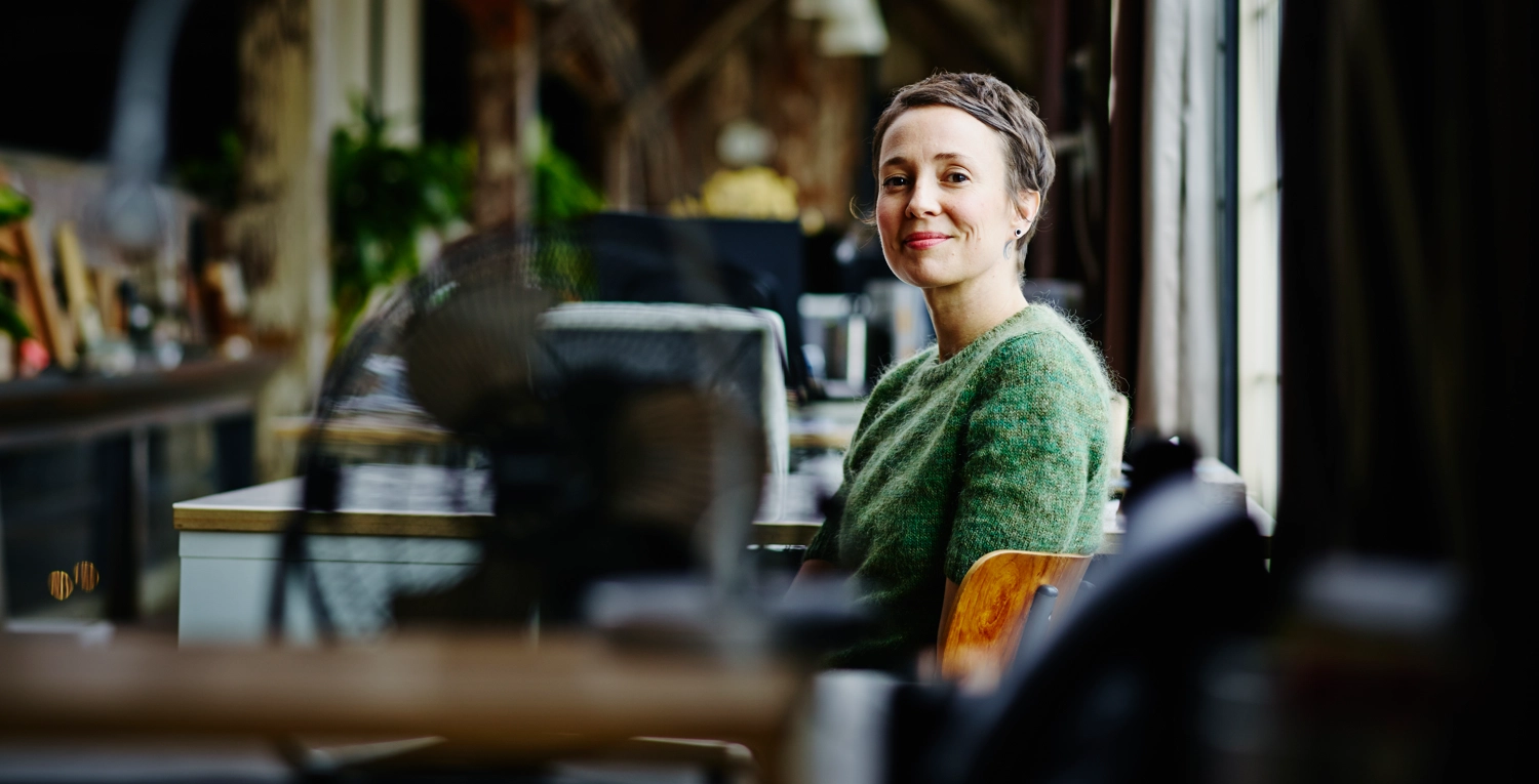 Kvinna grön tröja, medianlön.webp