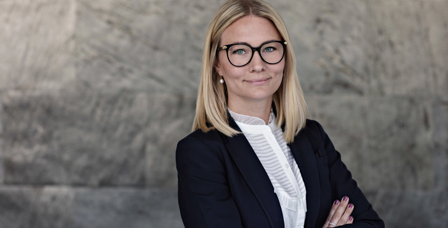 Kvinna i kostym, argumentera för chefslön