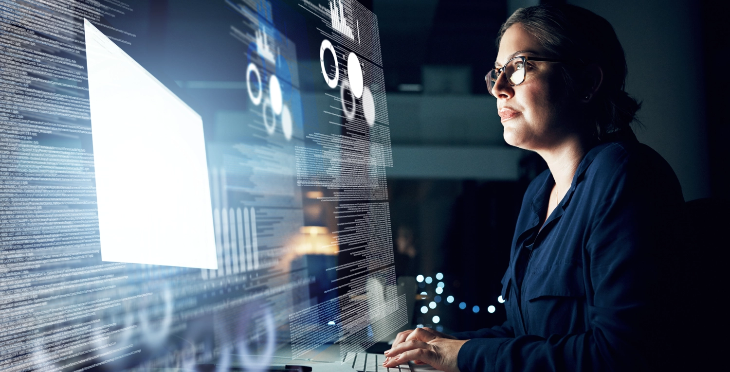 Kvinna vid skärm framtidsjobb som lönar sig.webp