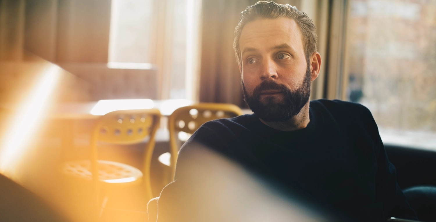 Man med skägg på kontor, framtid kommunikatör arbetsliv