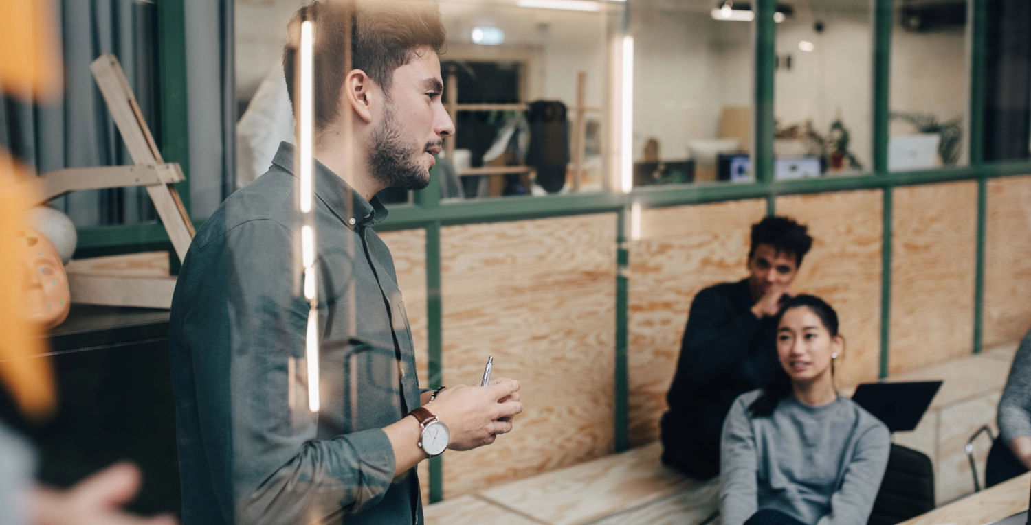 Man presenterar i möte samtal med arbetsgivare om linkedin.webp