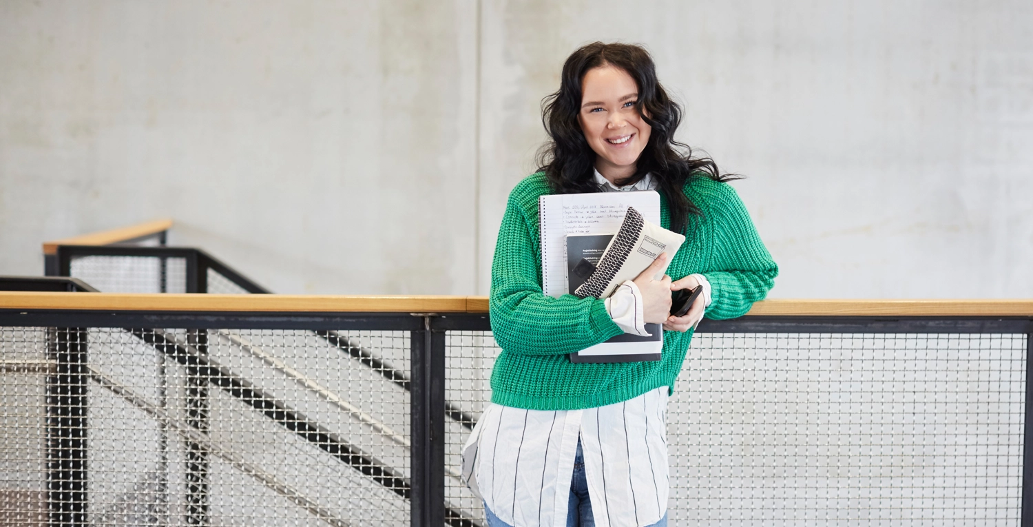 Ung student, kvinna med grön kofta, förbereda för att prata ingångslön.