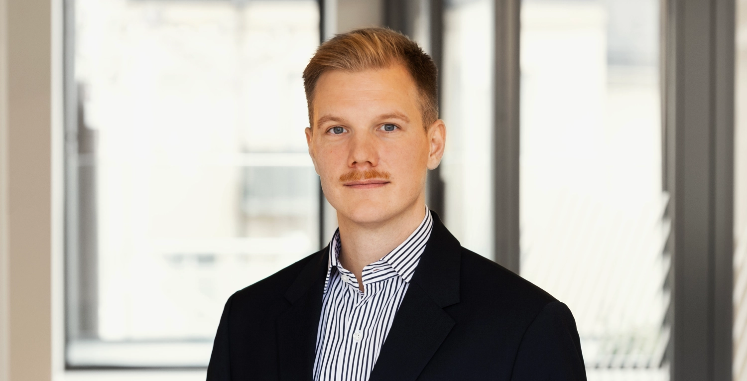 Blond man yngre medelåldern randig skjorta mustach