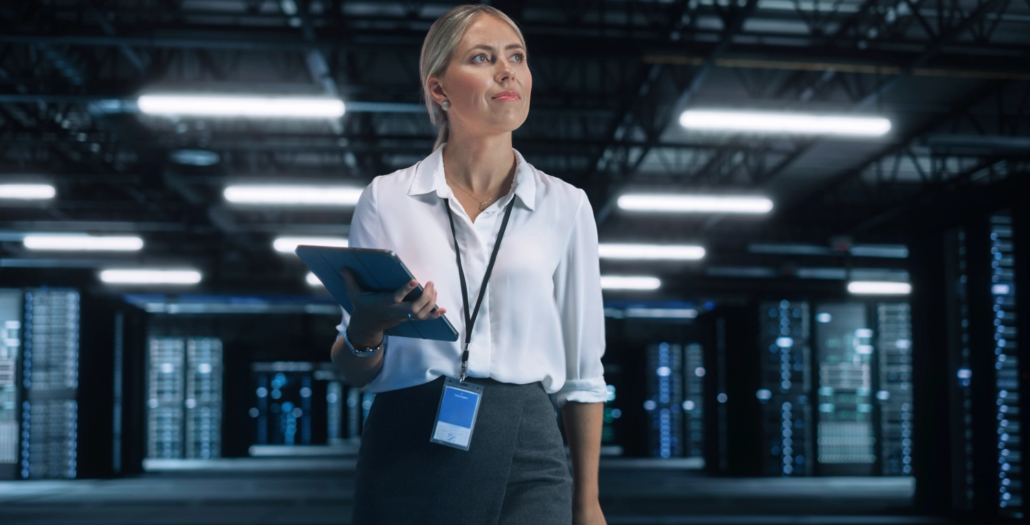 En kvinna i vit skjorta håller i en skrivplatta, planerar karriären