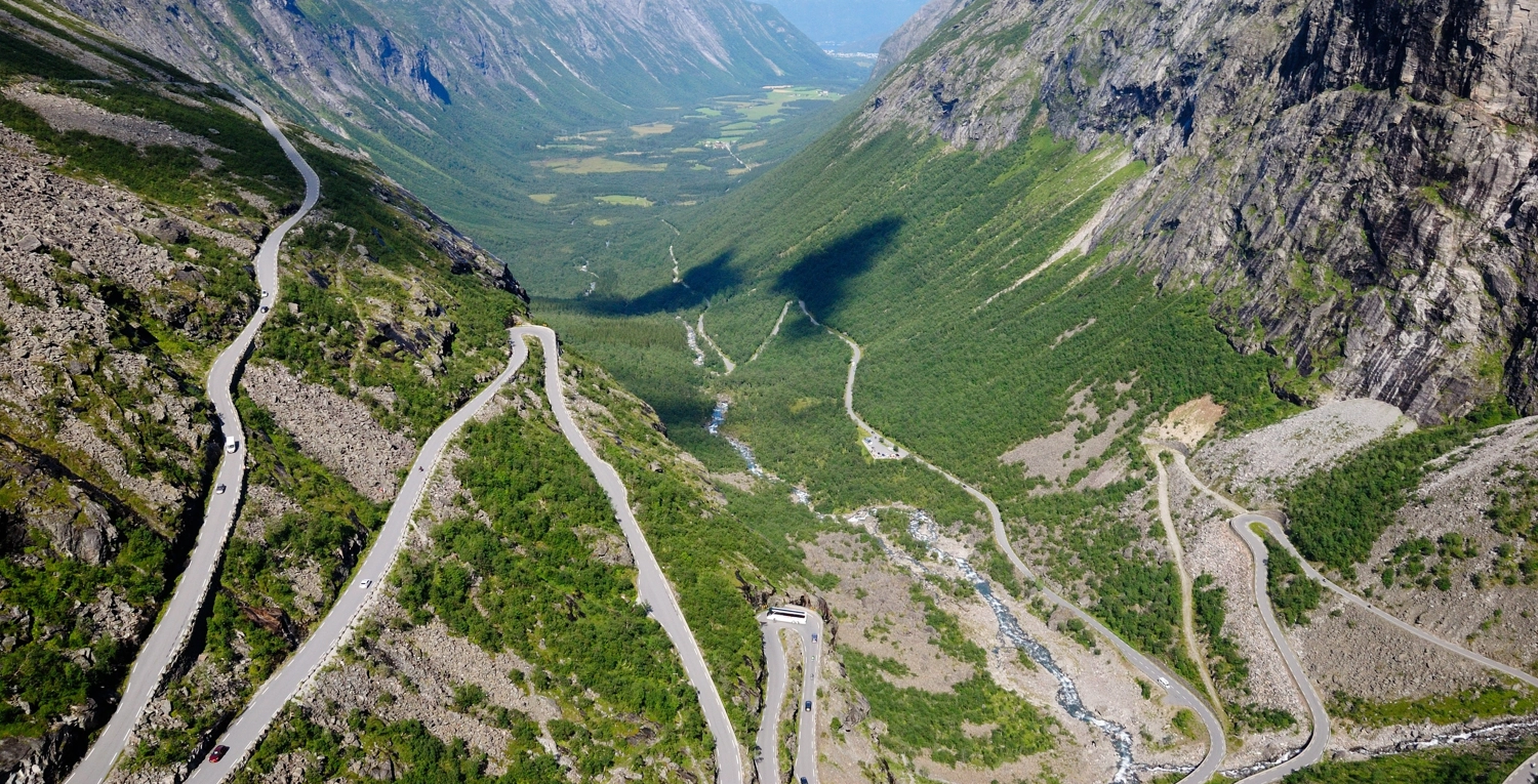 Serpentinväg berg.webp