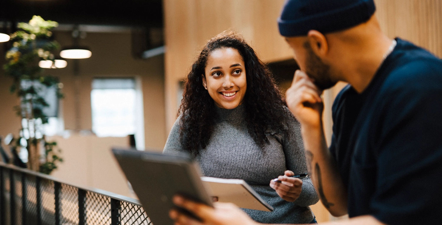 student nätverkar med arbetsgivare på jobbmässa