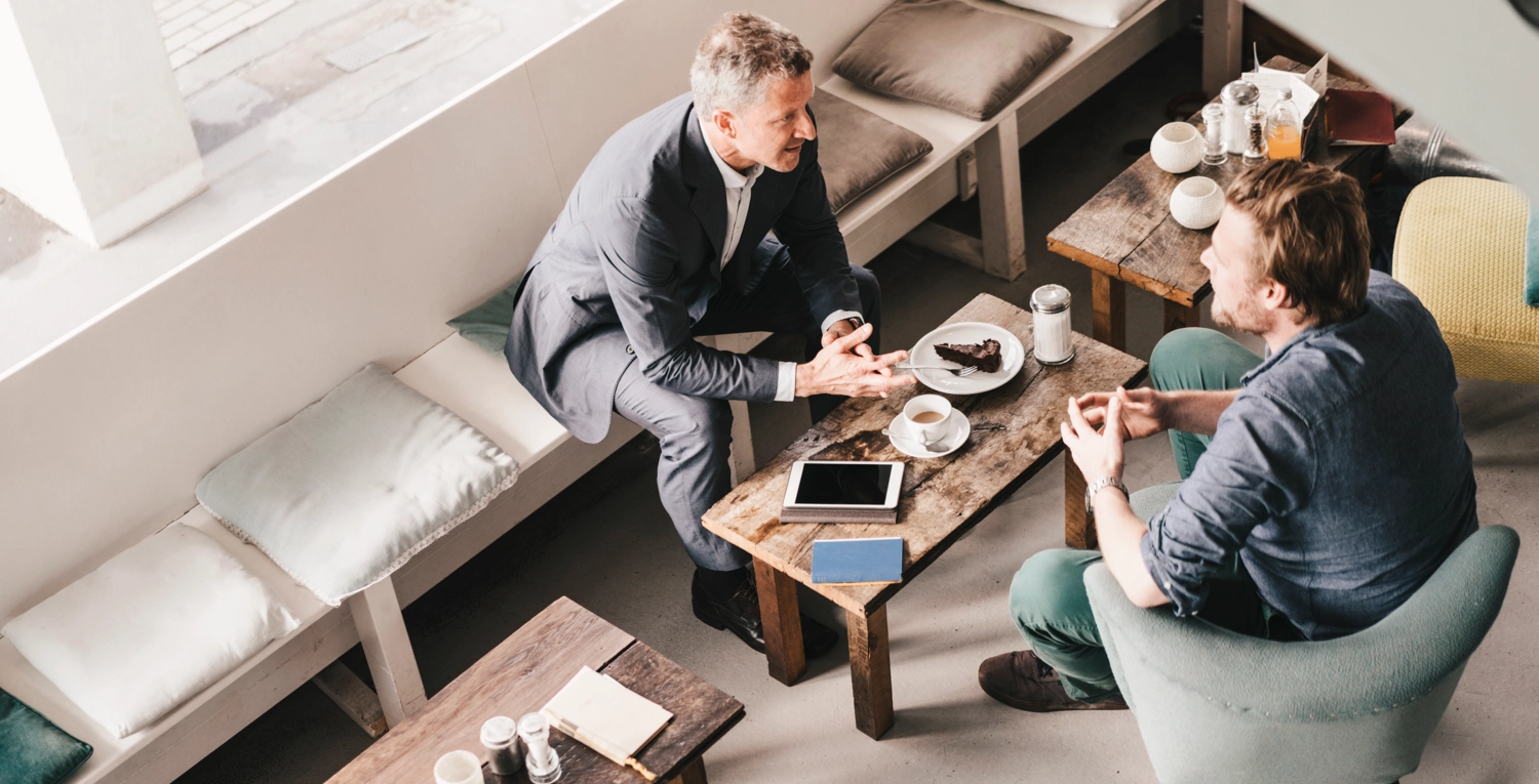 Två personer diskuterar jobb bli mentor