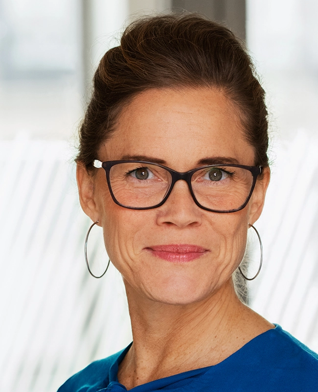 Funkisföräldrars kompetens en bortglömd resurs i kompetensbristens Sverige kvinna med glasögon