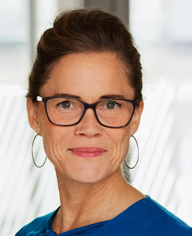 Hemmasittares föräldrar glöms bort i kompetenskrisen kvinna med blå blus och glasögon