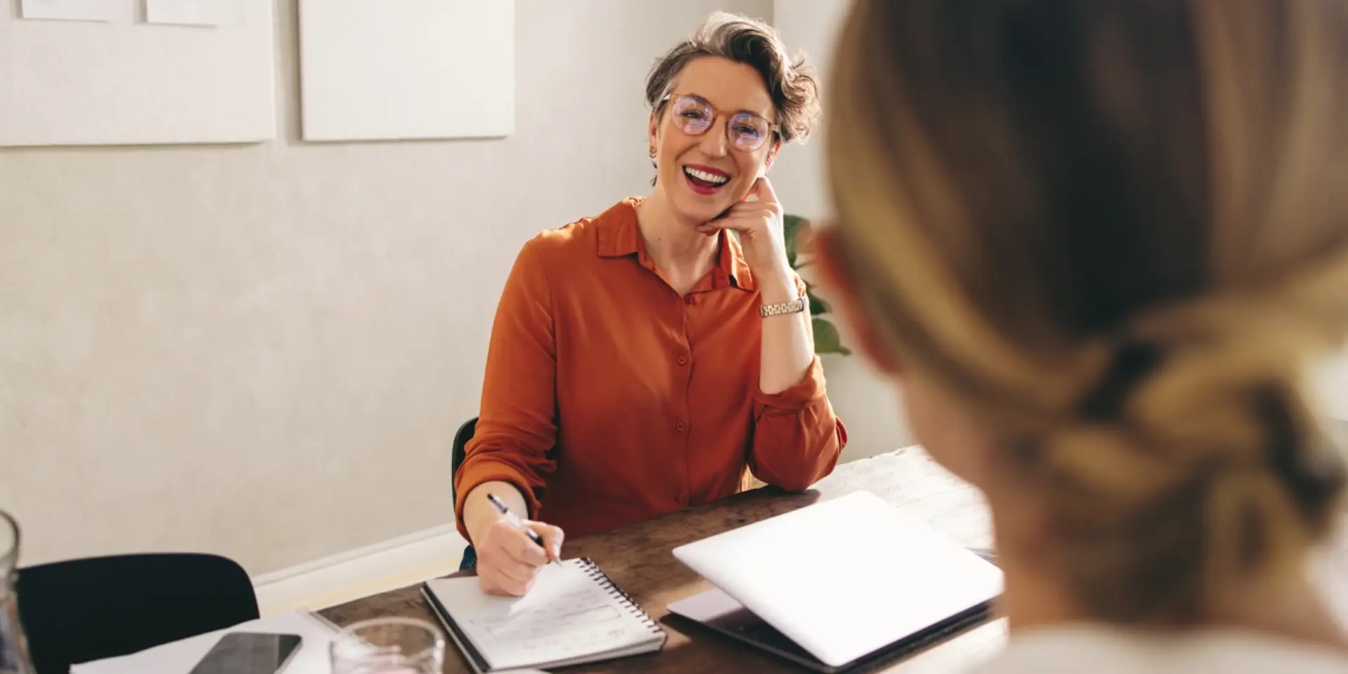 Kvinna som intervjuar en annan kvinna under en anställningsintervju.