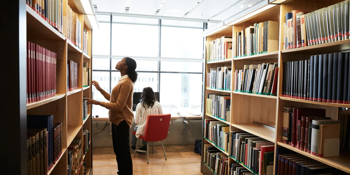 Två kvinnor på bibliotek.webp