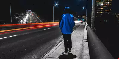 En person på trafikerad gata på natten