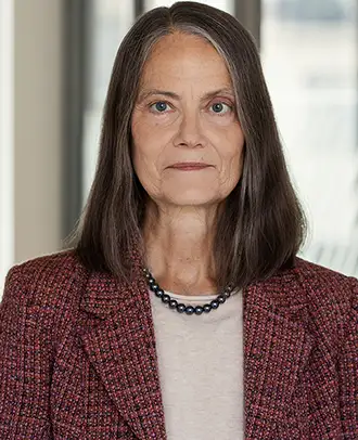 Porträtt kvinna medelålders, grå page och röd kavaj