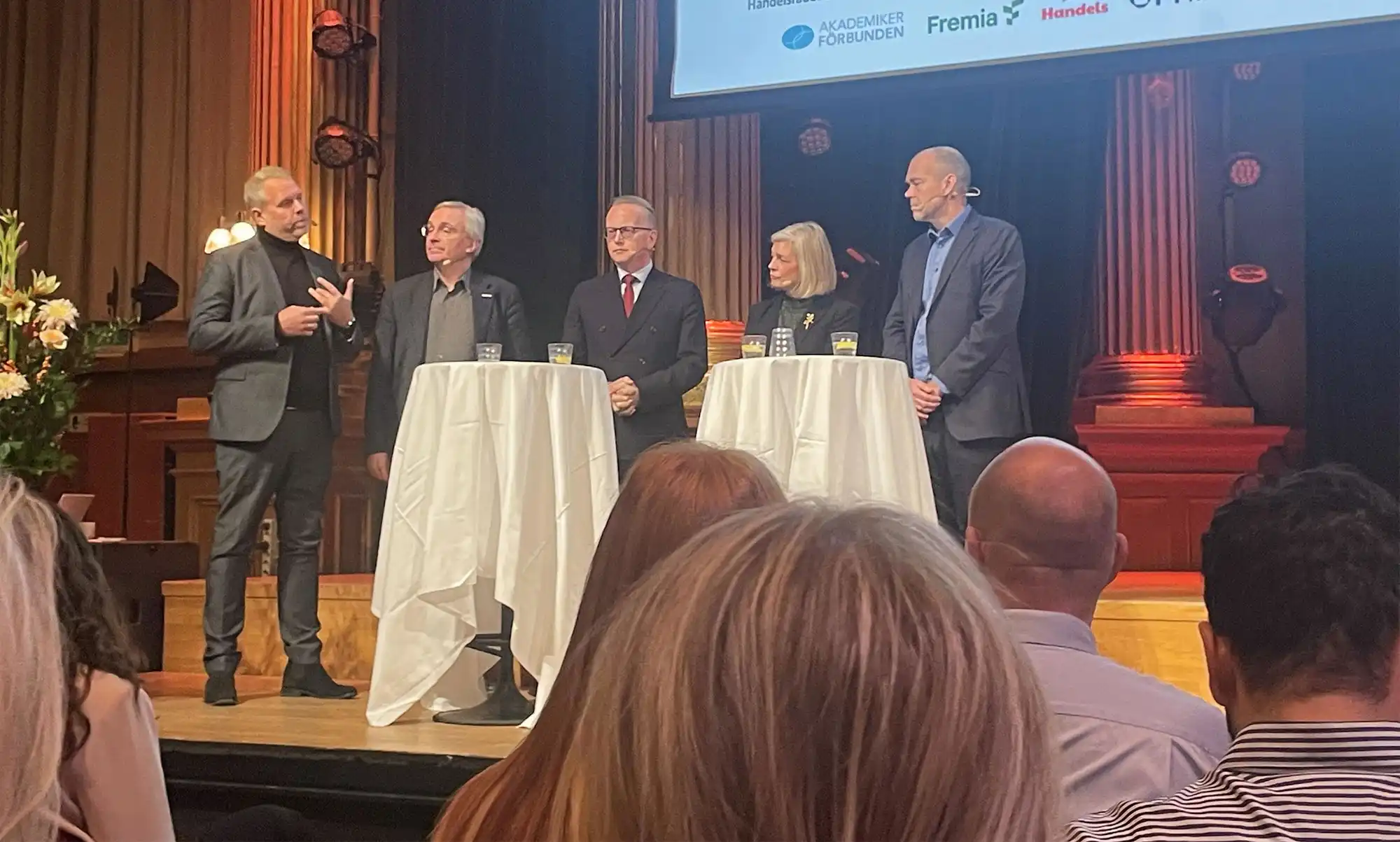 Panelsamtal vid Handels dag, fyra personer p&aring; en scen som samtalar.