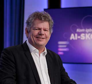 Port&auml;tt, man med gr&aring;tt h&aring;r, rekryteringsexpert p&aring; AI