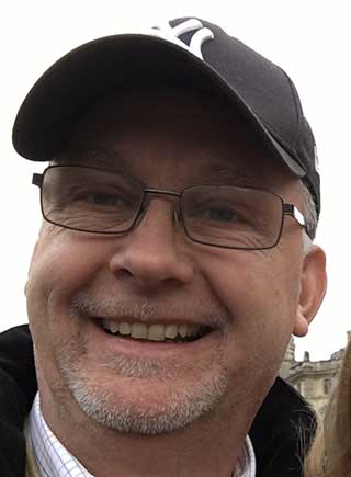 Portr&auml;tt medel&aring;lders man, glas&ouml;gon, keps, mentor.