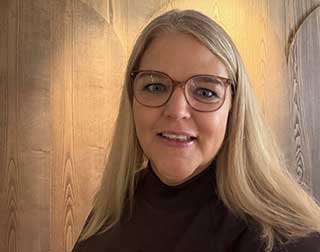 Portr&auml;tt kvinna, expert p&aring; ai-skrivet ans&ouml;kningsbrev