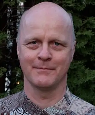 Närbild porträtt medelålders man i rutig skjorta med allvarlig min
